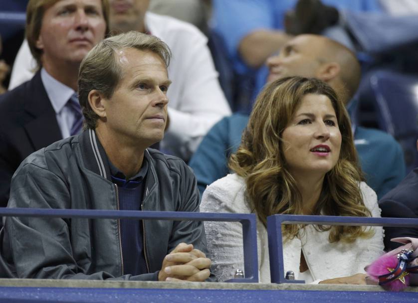 Il coach (Edberg) e la moglie (Mirka) di Federer (Reuters)